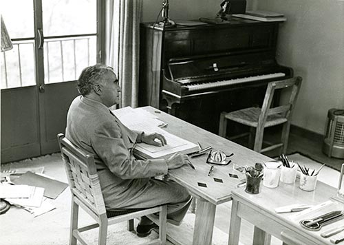 Carlos Chávez en su estudio