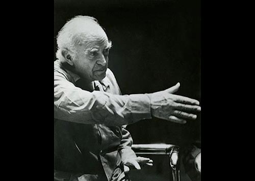 Carlos Chávez dirigiendo la Orquesta Sinfónica de Syracusa