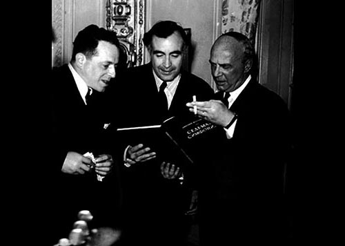 Carlos Chávez con partitura de Shostakovich